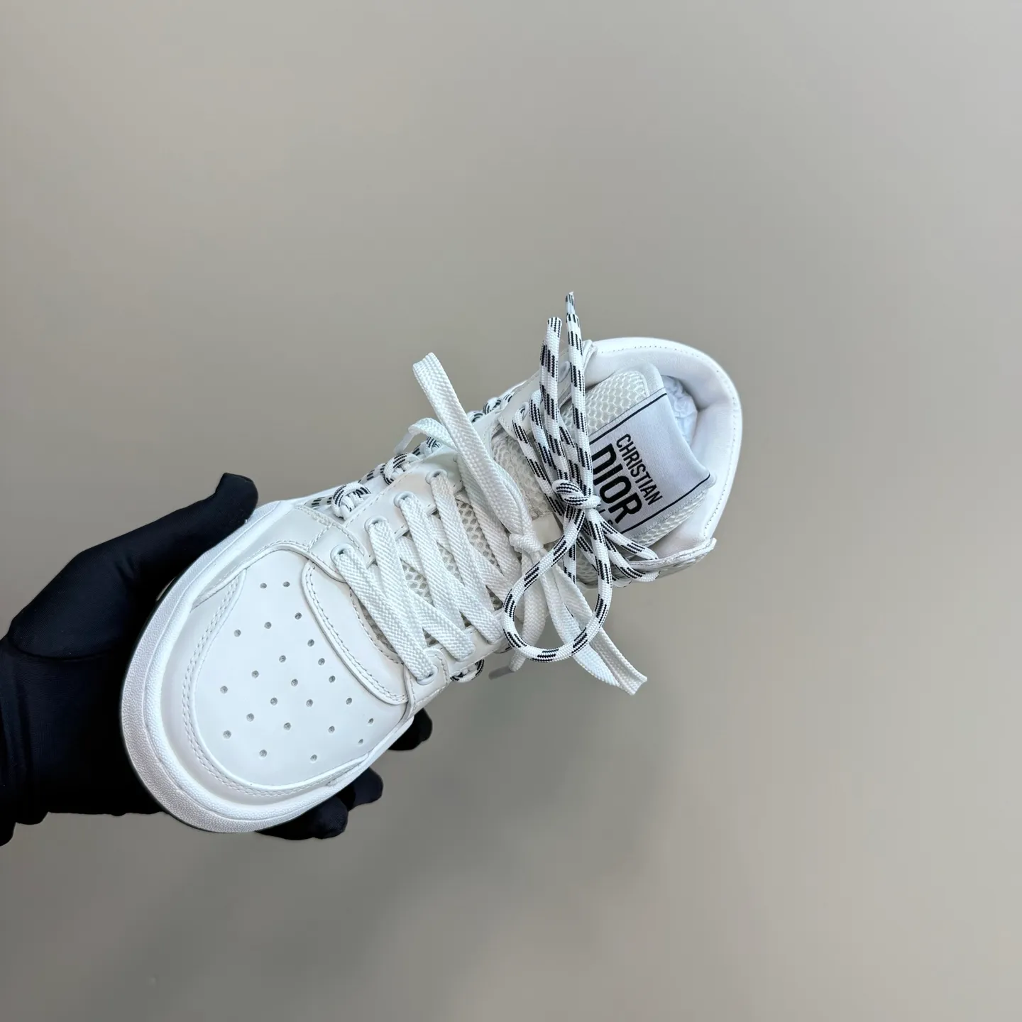👟👟Ex-factory price 580👟👟 New in the 2025 series, this Dior, C'est sneaker shows eye-catching and fashionable style. Carefully crafted, the hollow design on the side of the upper is super fashionable, and the details also add a touch of elegance. The lightweight two-tone sole offers exceptional comfort and sporty style. Can add a stylish touch to any casual look. The tongue and sole are decorated with Christian Paris logo, and Niu Jing is designed with cowhide leather. Women's size 35-40 (customized to 40)